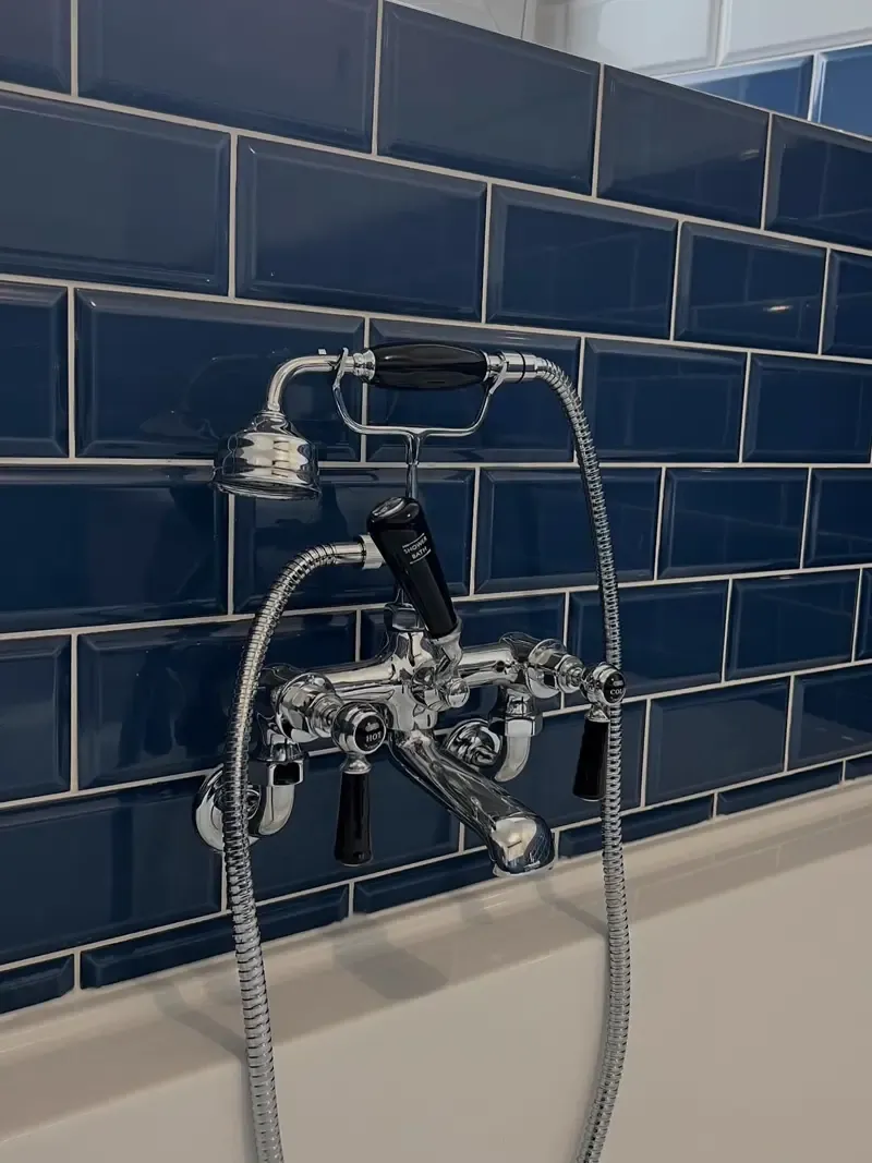 Mélangeur bain-douche rétro sur carrelage métro bleu